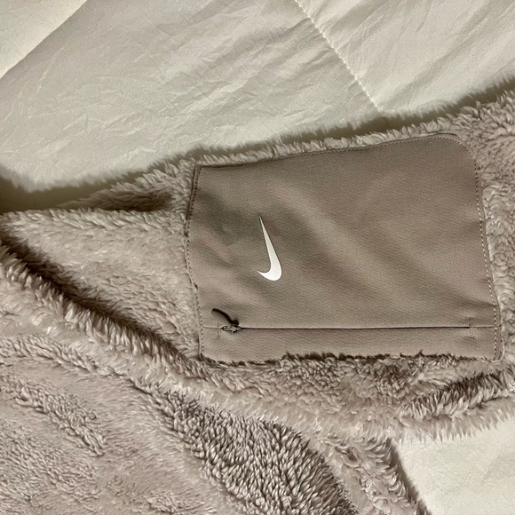 Nike Women's Sherpa Therma Fleece Training Sweater Size Large Mauve Pullover - Picture 6 of 7